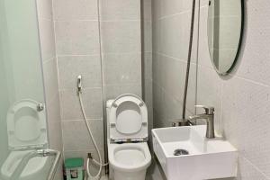 La petite salle de bains est pourvue de toilettes et d'un lavabo. dans l'établissement Bao Ngoc Hotel, à Hô-Chi-Minh-Ville