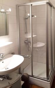 y baño con ducha acristalada y lavamanos. en Ferienhaus Nr 18, Kategorie Komfort, Feriendorf Hochbergle, Allgäu, en Bichel