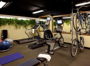 um ginásio com bicicletas e equipamento de exercício numa sala em Hotel Drisco em São Francisco
