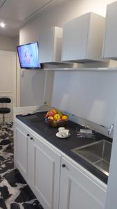 - une cuisine avec un bol de fruits sur un comptoir dans l'établissement Paderagi, à Santa Domenica