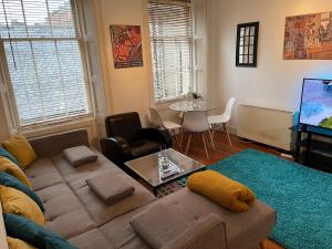 uma sala de estar com um sofá e uma mesa em Wall St flat by HNFC Stays - Netflix & Popcorn em Newcastle upon Tyne