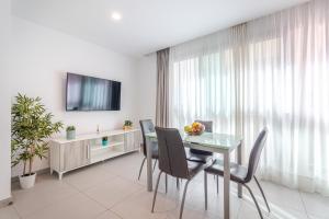 a dining room with a glass table and chairs at Modern Flat Las Canteras in Las Palmas de Gran Canaria