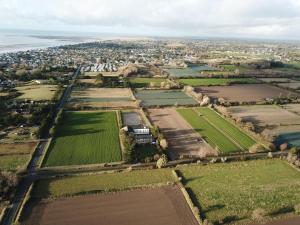 una vista aerea sui campi e sull'oceano di Gîte Est de la pointe d'Agon 4 convives a Agon Coutainville
