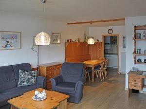 a living room with a couch and a table at Ferienhaus Nr 40, Kategorie Komfort L, Feriendorf Hochbergle, Allgäu in Bichel