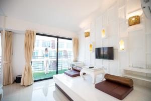 TV a/nebo společenská místnost v ubytování Nimman Mai Design Hotel Chiang Mai