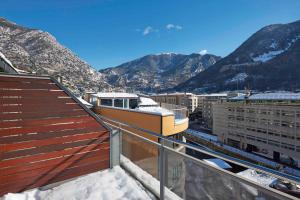 un balcone con vista su una città con montagne di NH Andorra la Vella ad Andorra la Vella