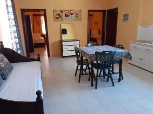 Mariblu Hotel في Xewkija: مطبخ مع طاولة وكراسي في غرفة