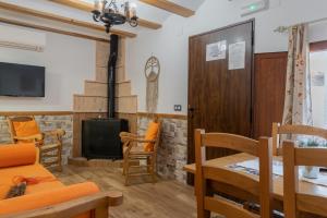 a living room with a fireplace and a tv at Casas rurales El Arbol de la Vida in Riópar