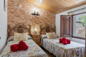 מיטה או מיטות בחדר ב-Casas rurales El Arbol de la Vida