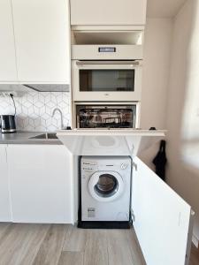 Kuchnia lub aneks kuchenny w obiekcie Seaside Park Private Apartment by Villmaris