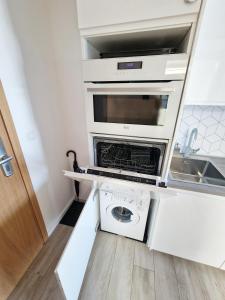 Kuchnia lub aneks kuchenny w obiekcie Seaside Park Private Apartment by Villmaris