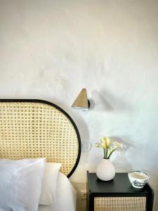 1 dormitorio con 1 cama y 1 mesa con lámpara en Casa no Montinho, en Ourique