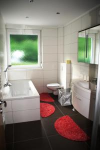 La salle de bains est pourvue d'une baignoire, de toilettes et d'un lavabo. dans l'établissement Komfortappartements Schönblick, à Sankt Kanzian