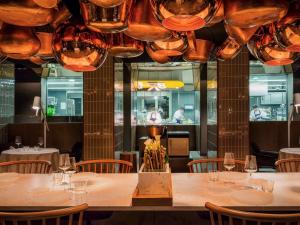 Um restaurante ou outro lugar para comer em SO/ Berlin Das Stue