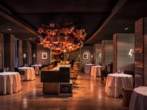Um restaurante ou outro lugar para comer em SO/ Berlin Das Stue