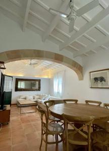 sala de estar con mesa y sofá en Islanders Menorca Country Club, en Son Carrio