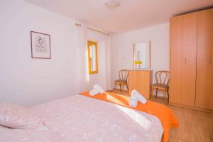 Posteľ alebo postele v izbe v ubytovaní Apartment Dobrinj 1