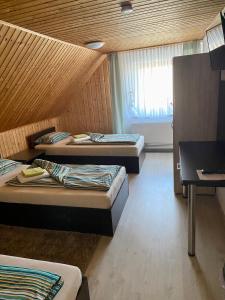 Ein Bett oder Betten in einem Zimmer der Unterkunft RIEDWIRTSHAUS