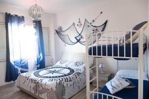 een slaapkamer met een stapelbed en een stapelbed bij Villa del Marinaio in Mazara del Vallo