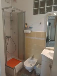 a bathroom with a shower and a toilet and a sink at Le Magnolie B&B in Roseto degli Abruzzi