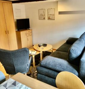 ein Wohnzimmer mit einem Sofa und einem Tisch in der Unterkunft Apartments Altstadthaus Görlitz in Görlitz