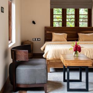 1 Schlafzimmer mit 2 Betten, einem Tisch und einem Stuhl in der Unterkunft The Spice Trail, Ahangama in Ahangama