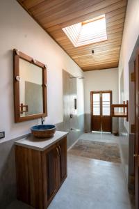阿漢伽馬的住宿－The Spice Trail, Ahangama，一间带水槽和镜子的浴室