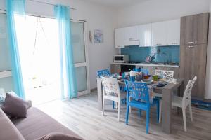 Una cocina con una mesa y sillas en una habitación. en Villa del Marinaio, en Mazara del Vallo