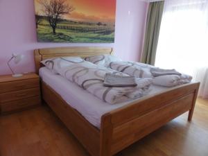 uma cama num quarto com um quadro na parede em Apartment Elena em Gedersdorf