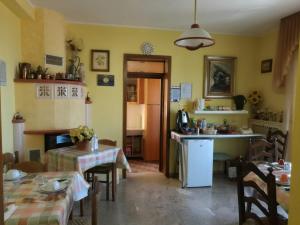 a kitchen and dining room with a table and chairs at Le Magnolie B&B in Roseto degli Abruzzi