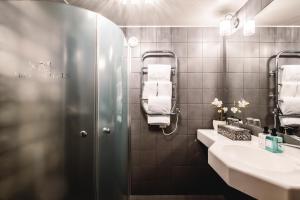 Koupelna v ubytování Freys Hotel