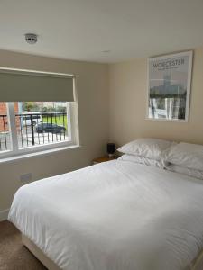 a bedroom with a large white bed and a window at Anchor Inn in Kempsey