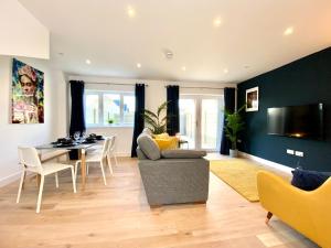 Ruang duduk di Stunning NEW Large 3 bedroom House - 5 Minutes to the nearest Beach! - Great Location - Garden - Parking - Fast WiFi - Smart TV - Newly decorated - sleeps up to 7! Close to Poole & Bournemouth & Sandbanks