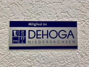 un segno che legge delchev la verifica molecolare su un muro di Hotel Zentrum ad Hannover