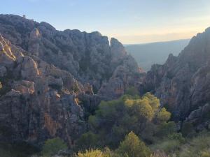 - une vue sur un canyon avec des arbres et des rochers dans l'établissement Casa Rural Hoces del Cabriel, à Villargordo del Cabriel