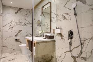 A bathroom at Radisson Hotel Danang