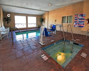 สระว่ายน้ำที่อยู่ใกล้ ๆ หรือใน Americas Best Value Inn Westmorland