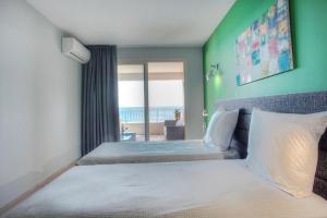 Giường trong phòng chung tại Azura