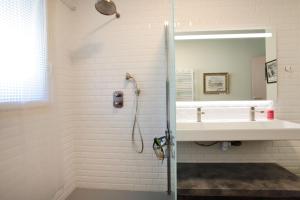 Phòng tắm tại Azura +10 ảnh