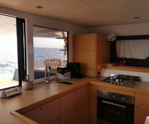 a kitchen with a stove and a view of the ocean at Marina Yacht Charter in Rosignano Solvay