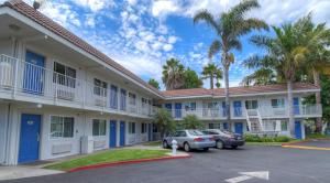 Afbeelding uit fotogalerij van Motel 6-Costa Mesa, CA in Costa Mesa