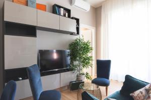 ミラノにあるYouHosty - Algardi 5のリビングルーム(テレビ、青い椅子付)