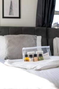 a plastic container on top of a bed at The Finsbury Guesthouse in London