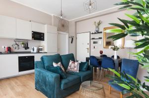 米蘭的住宿－YouHosty - Algardi 5，客厅配有蓝色的沙发和桌子
