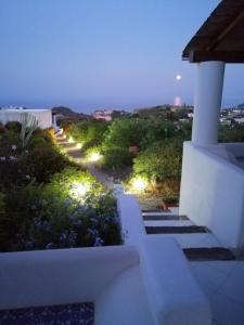 uma vista nocturna de um caminho com luzes em Casa Mariva em Lipari