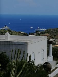 un edificio blanco con vistas al océano en Casa Mariva, en Lipari