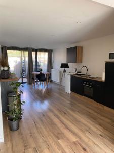 cocina abierta y sala de estar con suelo de madera en Appartement tout confort et spacieux en campagne bourguignonne, en Mancey
