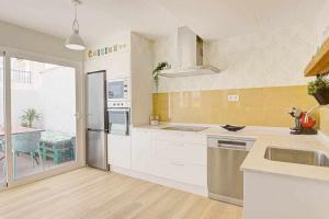 A kitchen or kitchenette at La Favorita, preciosa villa con piscina privada