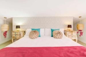 A bed or beds in a room at La Favorita, preciosa villa con piscina privada