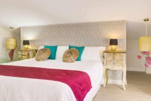 A bed or beds in a room at La Favorita, preciosa villa con piscina privada